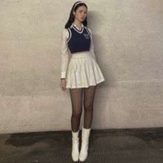 Grey And White Skirt Outfit, White Skirt School Outfit, White Tennis Skirt Outfit Street Style, Tenis Skirt Outfits, Summer Tennis Shoes, Outfit With Stockings, Tennis Skirt Outfit Street Style, White Tennis Skirt Outfit, Brunch Outfit Summer