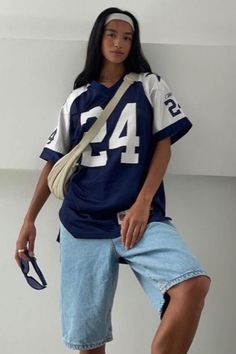 Desain Merek, Looks Hip Hop, Cargo Pants Outfit, Jersey Outfit, Looks Street Style, Streetwear Fashion Women, Swaggy Outfits, Baddie Outfits Casual