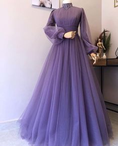 Purple Prom Gown, Vintage Prom Dresses Long, Indian Party Wear Gowns, Prom Dresses Long Sleeve, Gown Dress Design, Vintage Prom Dresses, Baju Kahwin, Party Wear Gowns, Net Gowns