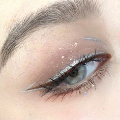 Elegant Eyeliner Look, Silver And Blue Eye Makeup Simple, Silver Makeup Prom, Angle Makeup Looks, Makeup Looks With Eyeliner, Trend Eyeliner, Silver Eyeliner Makeup, Y2k Makeup Aesthetic, Pretty Eyeliner