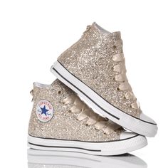 Converse All Star Full Champagne, the real queen of the party: it sparkles, it shines and it's colourful our full glitter is exactly what you need, fully covered in champagne glitter, sides, tongue and back: ALL. With these women's trainers everyone will envy your feet. The Converse All Star Full Champagne comes with cream satin laces in addition to its original white ones. For added comfort, we offer you our heel lift insole, which, in addition to comfort, gives you a few extra inches Converse Glitter, Sneakers Converse, Sneaker Wedge, Gorgeous Bags, Converse All Star, Converse Chuck, Custom Shoes, Trainers Women, Chuck Taylor