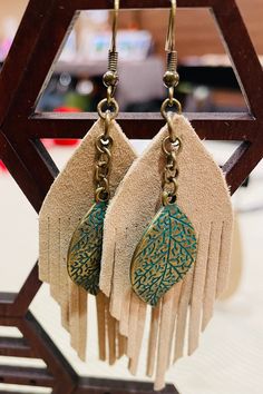 Classy leather dangle earrings. These special pieces are accented by a delicate leaf element. Diy Leather Earrings Ideas, Suede Jewelry, Diy Earrings Easy, Handmade Leather Jewelry, Leather Jewelry Diy, Diy Leather Earrings, Diy Jewelry Earrings, Handmade Jewelry Diy, Earrings Collection