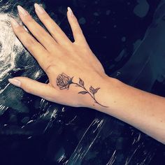 Tatuagem de rosa delicada na mão, rosa preta, rosa sombreada, tattoo, tattoo na mão, tatuagem a mão, tatuagem delicada. Rose Thumb Tattoos For Women, Couples Rose Tattoo, Small Flower Hand Tattoos For Women, Rose Hand Tattoo Design, Small Rose Hand Tattoo, Side Of Thumb Tattoos For Women, Rose Hand Tattoos, Hand Rose Tattoo, Rose Tattoo Hand