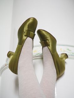 Antique shoes in olive green silk... Amazing Louis heels and cute bows.  Very soft and comfortable - almost like slippers but with heels.  Leather sole marked with 42 and 5 and a monogram (?). Inside length is 27 cm/ 10.62" 8 cm/ 3.15" wide underneath  and heels are 7 cm/ 2.75 high  Very good condition. MAGICAL condition for a shoe this old. There is a few tears to the silk (last picture). Old Heels, Antique Shoes, Silk Shoes, Victoria Fashion, Green Silk, Cute Bows, Womens Heels, Pump Shoes, Women's Pumps