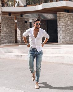 Jeans Outfit Men, White Shirt Outfits, White Jeans Men, Mens Summer Outfits, Stylish Men Casual, Millenial Fashion, Mens Casual Dress Outfits, Bloomingdales Fashion