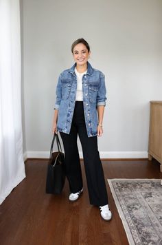 Relaxed Black Pants Outfit, Casual Denim Shirt Outfit, Informal Outfits Woman, Samba Outfit Fall, Sambas Adidas Women Outfit For Work, Black Straight Leg Jeans Outfit Winter, Black Jeans Outfit Autumn, Samba Outfit Winter, Sambas Adidas Women Outfit Winter