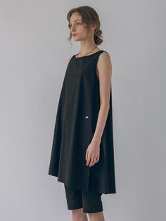 This is vanone atelier’s summer dress is perfect for lightweight wear. Designed without a lining for easy layering with various tops, it also wears comfortably on its own without clinging to the body. The asymmetrical silhouette and side slits add a distinctive touch, while the boat neck design offers a refreshing look. Made from sturdy and stretchy material, it maintains its unique shape without sagging.- Ideal for daily wear- Can be paired with different accessories to create various looks- A basic item that complements any outfit well Versatile Layering Dresses For Spring, Versatile Spring Layering Dresses, Versatile Black Sleeveless Dress, Summer Stretch Dresses For Everyday, Summer Everyday Stretch Dresses, Chic Cotton Dresses For Layering, Chic Sleeveless Midi Dress For Everyday, Black Minimalist Spring Dress, Black Minimalist Summer Dress