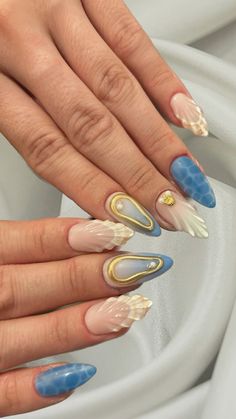 Water swimming pool shell gold blue white mermaid nails (ig : nailsbysiri__) Simple Blue And Gold Nails, October Cruise Nails, Water Looking Nails, Blue White Gold Nails, Greece Themed Nails, White Mermaid Nails, Swimming Nails, Seashell Nails Acrylic, Aqua Marine Nails