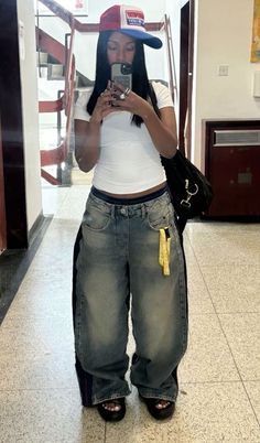 Baggy Jeans Outfit 90s Black Women, Trending Streetwear 2024, 90'outfits Ideas, American High Street Style, Tough Outfits, Big Jeans Outfit, Baggy Jeans Outfit Ideas, Winter First Date Outfit, Winter Date Outfit Ideas