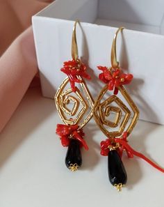 Statement Earrings made of: - Brass Spiral connector; - Smooth Onyx drops (16 mm x 8 mm), black color; - Red Coral branches; - Brass open hooks. Lenght : 8,5 cm / 3,35 inches. * SHIPPING * Your order will be shipped within 1-3 business days from your purchase. You can choose between 2 shipping methods: STANDARD MAIL (NOT TRACEABLE) It is a cheap and fast shipping method, but NOT TRACEABLE. Chapeau Atelier is not responsible for any postal disruptions, delays or losses. REGISTERED MAIL (TRACEABLE Elegant Black Spiral Jewelry, Black Spiral Earrings As Gift, Black Spiral Earrings For Gift, Red Coral, Ring Holder, Statement Earrings, Onyx, Black Color, Dangle Drop Earrings