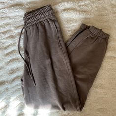 Espresso Brown H&M Sweatpants. Brand New Without Tag. Just Too Small For Me. Perfect For Fall! H&m Relaxed Fit Bottoms For Fall, H&m Relaxed Fit Fall Bottoms, H&m Casual Tapered Leg Pants, H&m Casual Loungewear Pants, Casual H&m Loungewear Pants, High Waist Cotton Sweatpants For Lounging, H&m Pants With Elastic Waistband, H&m Trousers With Elastic Waistband, H&m Loungewear Pants