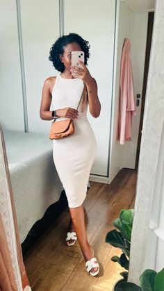 Vestido: SHEIN  Bolsa: Renner  Rasteira: Renner Midi Elegant Dress Classy Chic, Chic Fits, Vestido Shein, Rich Auntie, Modest Casual, Dressing Sense, Winter Fashion Outfits Casual, Girly Shoes, Classy Casual Outfits