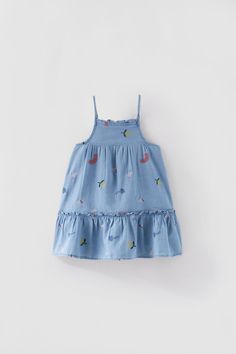 Bone Bordado, Embroidered Denim Dress, Flower Rainbow, Denim Pinafore Dress, Denim Pinafore, Contrast Dress, Embroidered Motifs, Denim Overall Dress, Textured Dress