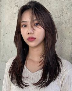 6 kiểu tóc uốn Hàn Quốc dành riêng cho mùa thu Layered Hair Korean, Korean Long Hair, Beauty 2023, Cute And Aesthetic, Medium Hair Styles For Women, Hair Tint, Hairstyles For Layered Hair, Shot Hair Styles