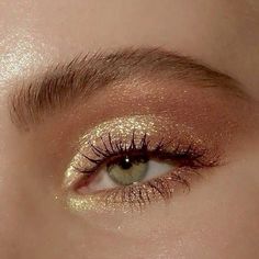 Gold Eye Makeup For Blue Eyes, Make Up Inspo Prom, Gold And Orange Eyeshadow, Eye Makeup Glitter Gold, Gold Makeup Ideas For Prom, Bronzed Eyeshadow Looks, Cocktail Wedding Makeup, Gold Makeup For Green Eyes, Sparkly Gold Eye Makeup