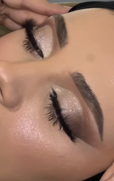 Eyeshadow Birthday Looks, Baddie Makeup Blue Eyes, Sparkly Eye Look, Makeup Looks For Night Out, Gorgeous Makeup For Brown Eyes, Icy Makeup Looks, Makeup Ideas Gold, Makeup Looks Full Glam, Night Glam Makeup