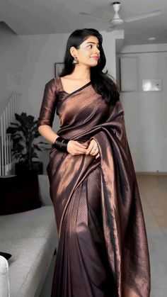 Unique Saree For Farewell, Aesthetic Saree Blouse, Pattu Saree Blouses, Dark Color Saree, Silk Saree Outfit, Silk Saree Look Traditional, Banarsi Saree Blouse Design, Banarasi Silk Saree Blouse Designs, Saree With Full Sleeve Blouse