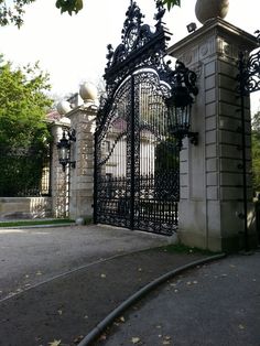 Gate Aesthetic, Gated Mansion, Mansion Gate, Old Money House, Marble House, Front Gates, Gate House, Mansion Interior