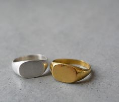 Unisex sterling silver signet ring, designed with a oval center outline, Great as a unique wedding ring, Perfect for pinky ring. * Can also be ordered in 18k gold - please contact me for details. * Finish- Matte or Shiny. * Can be made in yellow, white or rose 14k gold. * This price is for a ring in a size up to 5, if you need a bigger size > contact me for price & details. * All jewelry will be sent in a beautiful gift box. * Handmade in my villages studio in northern Israel within 2-3 w Signet Ring Silver, Oval Signet Ring, Gift Box Handmade, Seal Ring, Silver Signet Ring, Box Handmade, Wedding Rings Unique, Ring Oval, Ring Women