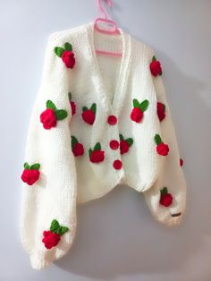 Crop rose cardigan, soft, sweet and trendy, if there are other colors you want, just send me a message and I can prepare it in all colors. Knit Rose, Flower Cardigan, Rose Cardigan, Cardigan Crochet, Friends Christmas, Cardigan Knit, Outfit Inspo Casual, Chunky Cardigan, Cute Preppy Outfits