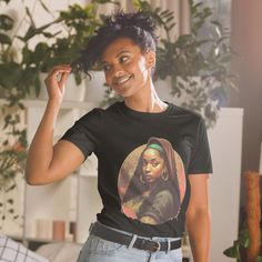 This 90s style women's t-shirt is adorned with an artistic print representing the famous Mona Lisa revisited and modernized. This retro style is perfect for fashion enthusiasts looking for a unique and trendy piece. Made with quality materials, this t-shirt offers an urban and artistic style that will cause a stir. Ideal as an original gift or as an addition to your vintage clothing collection. Adopt this trendy pattern t-shirt and make a fashion statement with this unique streetwear garment. Yo Graphic Tee With Fashion Print For Streetwear, Fashion Print Crew Neck T-shirt For Streetwear, Artsy Crew Neck Tops For Streetwear, Trendy Black T-shirt With Front Print, Artistic Black Top With Graphic Design, Trendy Black Tops With Custom Print, Artistic Top With Custom Print For Streetwear, Artistic Black Tops With Graphic Design, Casual Black T-shirt With Fashion Print