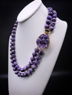 One-of-a-Kind The perfect purple necklace. Charoite is a relatively recent discovery (1978) is a beautiful purple stone found only in Siberia.The perfectly matched set of beads clasped by a unique large amethyst Geo complimenting the rich purple of the stones. Vermeil clasp. Silk hand-knotted Approx: 21 inch Purple Pearl Necklace, Purple Stone Necklace, Large Bead Necklace, Extraordinary Jewelry, Diy Collier, Resin Jewelry Diy, Purple Tones, Semi Precious Jewelry, Purple Necklace