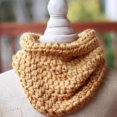 an easy crochet cowl is shown with the text, easy one hour cowl