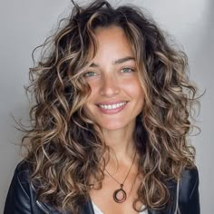 These 75 Shag Haircut Concepts Are So Stylish, You will Need To Embrace Your Inside Rock Star Check more at https://howcandothis.com/hairstyleideas/these-75-shag-haircut-concepts-are-so-stylish-you-will-need-to-embrace-your-inside-rock-star/ Curly Hair Color Ideas, Curly Hair Color, Styl Grunge, Hairstyle Curly, Shaggy Haircuts, Shag Haircuts, Colored Curly Hair, Shoulder Length Hair Cuts, Shag Haircut