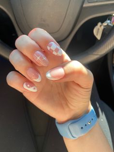 Trendy Round Nail Designs, Trendy White Nails Almond, Short Round Nails Acrylic Design, Short Nails For Medical Field, Funky Neutral Nails, Round Gel X Nails, Cute Oval Acrylic Nails, Cute Neutral Nail Designs, Cute Natural Nail Designs