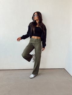 Mid rise non stretch cargo denim  Dark Forrest green  model is wearing size 26 Green Cargo Pants Outfit, Cargo Outfit, Cargo Pants Style, Florida Fashion, Cargo Pants Outfit, Green Cargo Pants, Outfit Inspo Casual, Uniform Fashion, Crop Hoodie