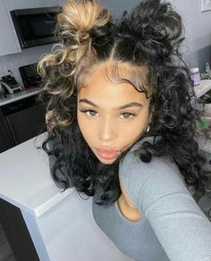 26 Trendy Skunk Stripe Hair Color - Inspired Beauty Dyed Curly Hair, Mixed Curly Hair, Cute Curly Hairstyles, Dyed Natural Hair, Curly Hair Styles Easy, Curly Girl Hairstyles, Baddie Hairstyles