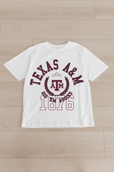 Gameday just got better with our Texas A&M Aggies oversized short sleeve crewneck tee. Crafted from super soft fabric, it's destined to become your new fan favorite! Madi Prewett, Hand Painted Clothes, Oversized Crewneck, Collage Ideas, Texas A&m, Painted Clothes, Soft Fabric, Bedroom Design, Soft Fabrics