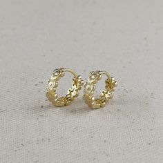 Upgrade your jewelry collection with our 18k Gold Filled Flower Huggies Hoop Earrings. These cute earrings are versatile and will add a touch of elegance to any outfit. Made with the highest quality materials, these huggie hoop earrings are the perfect addition to your everyday look. Metal: Gold-filled 18k 1/20 Size: 12mm diameter x 5mm wide Hypoallergenic Jewelry Water-resistant Handcrafted in Brazil Huggies Hoop Earrings, Hand Chain Bracelet, Wholesale Jewelry Supplies, 18k Gold Chain, Hypoallergenic Jewelry, Waterproof Jewelry, Jewelry Wholesale, Emerald Jewelry, Anklet Jewelry