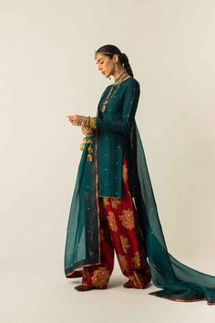 Aza Fashion Outfits 2020, Desi Ootd, Zara Shahjahan, Zardozi Work, India Clothes, Desi Clothes, Silk Bottoms, Fitted Shirt, Silk Dupatta