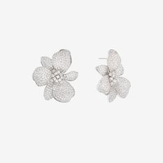 Our Eden Stud Earring features a combination of fine, delicate detail and romantic nostalgia. Hand-set pave stones encompass this floral inspired stud silhouette earrings. Easy to wear elegance. 925 sterling silver AAAA+ grade cubic zirconia pave measurement: 40mm/1.57in Silhouette Earring, Baguette Necklace, Diamond Cuff Bracelet, Everyday Bracelet, Flower Earring, Everyday Necklace, Bangle Set, Delicate Details, Everyday Earrings