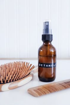 Natural DIY Hair Detangler (With Essential Oils) - Diy Hair Detangler Spray Kids, Hair Detangler Essential Oils, Hair Detangler Diy, Detangler Spray Diy, Diy Detangler Spray, Hair Oil Diy, Daily Essential Oil Routine, Diy Detangler, Diy Hair Detangler Spray