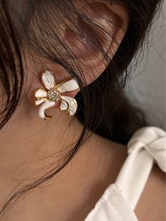 Description - white daisy flower shape - 14k gold plated - waterproof - 925 silver ear pin - you can style it in various ways White Jewelry With Matching Earrings For Spring, Spring White Jewelry With Matching Earrings, Dainty White Pierced Flower Earrings, White Flower-shaped Trendy Earrings, Trendy White Flower-shaped Earrings, White Jewelry With Flower Charm And Shape, White Single Flower Drop Earrings, Trendy White Earrings With Flower Charm, Dainty White Earrings For Spring