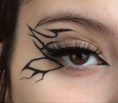 Rave Eyeliner, Creative Eyeliner Looks, Graphic Liner Ideas, Eyeliner Graphic, Eyeliner Inspiration, Eyeliner Inspo, Eyeliner Ideas