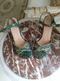 New find wonderful spring summer woman Sandals vintage like you never used wonderful use of Green Emerald colors Gold Heels size thirty Seven european size Emerald Green Fabric, Sandals Vintage, Woman Sandals, Emerald Color, Vintage Glam, Gold Heels, Green Emerald, Green Fabric, New Vintage