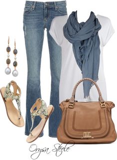 T-shirt and Jeans... can't go wrong with that! The scarf dresses up the shirt SO much and it's super easy. T Shirt And Jeans, Look Casual, Inspiration Mode, Jean Outfits, Flip Flop