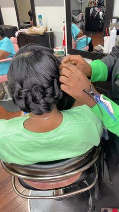 Wagon Monroe💺💇🏾‍♀️7��⃣❤ | Half Up Half Down W/ Spiked Bun💁🏾‍♀️ #quickweave #halfuphalfdown #halfuphalfdownhairstyle #phillyhairstylist #phillyhair… | Instagram Harlem Nights Hairstyles Black Women, Up Dos For Long Hair Black Women, Half Up Half Down Wig Styles, Braids Updo For Black Women Up Dos, Sponge Rollers On Natural Hair, Quick Weave Updo Hairstyles, Sew In Updo Hairstyles, Black Hair Updo Hairstyles Classy, Natural Hair Bun Styles Updo