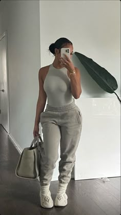 Cabin Trip Outfit Summer, Cabin Trip Outfit Black Women, Basic Baddie Outfits, Girl Airport, Minimalist Fits, Runners Outfit, Jogger Outfit, Looks Hip Hop, Cabin Vibes