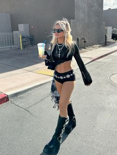 Forever Midnight Rave, Veld Outfit Festival Style, Zeds Dead Concert Outfit, Matrix Rave Outfit, Country Rave Outfits, Boomtown Outfit Ideas, Alix Earle Rave Outfit, All Black Techno Outfit, Snowbunny Rave Outfit