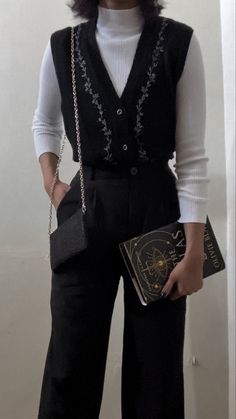 Cowgirl Vest, Dark Academia Outfits, Crop Vest, Academia Outfits, Trendy Office, Retro Mode, Looks Black, Mode Inspo, Work Attire