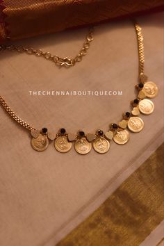 Lakshmi Coin Necklace Necklace Design Ideas, Gold Jewels Design, Antique Necklaces Design, Antique Gold Jewelry Indian, Gold Mangalsutra Designs, Jewelry Set Design