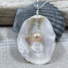 Silver Wire Jewelry, Sea Shell Jewelry, Oyster Shell Crafts, Surf Jewelry, Shell Ideas, Seashell Earrings, Shell Crafts Diy, Wire Jewelry Designs, Seashell Jewelry