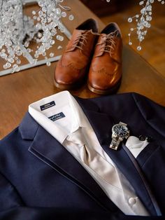 a suit, tie and shoes on a table