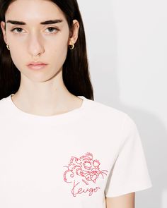 'KENZO Star Tiger' embroidered classic T-shirt.
Soft Jersey.
Sashiko embroidery.
'KENZO Paris' archive signature included in the pattern. Kenzo Tshirt, Lucky Tiger, Kenzo Paris, Sashiko Embroidery, Scarf Pin, Polo Sweatshirt, Cardigan Shirt, Embroidered Tshirt, Sweatshirt Dress