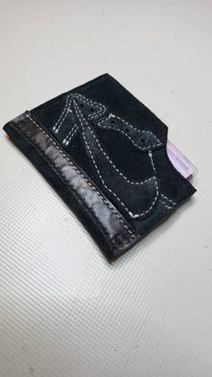 Travis scott jordan 1 style card holder in black leather Handcrafted 🇫🇷 This is not a nike product Casual Wallets With Card Slots, Casual Leather Card Holder, Casual Bifold Leather Card Holder, Casual Black Leather Card Holder, Casual Leather Card Holder With Card Slots, Casual Leather Card Holder With Slots, Travis Scott Jordan 1, Business Card Cases, Cactus Jack