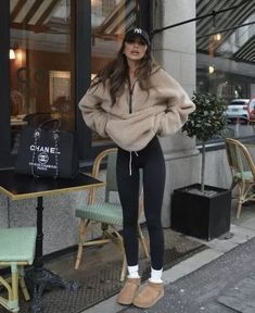 Ideias Para Usar Botas UGG Nesta Temporada Vinter Mode Outfits, Look Legging, Winter Fashion Outfits Casual, Cold Outfits, Mode Inspo, 가을 패션, Autumn Outfit, Outfit Inspo Fall